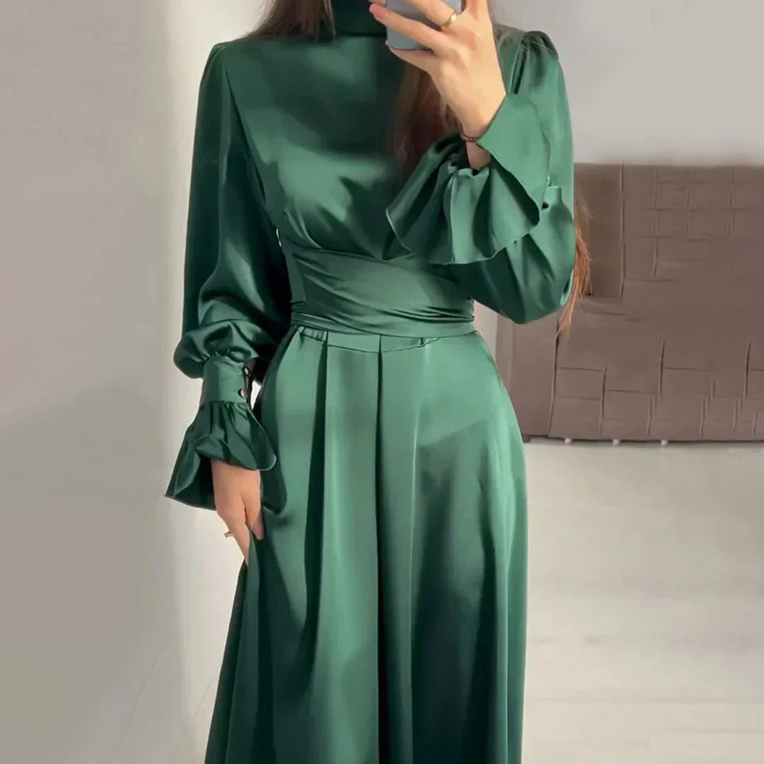 Isaura | Robe Longue Satinée Femme Vert Foncé avec Col Montant et Manches Bouffantes