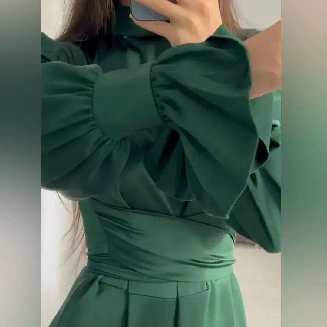 Isaura | Robe Longue Satinée Femme Vert Foncé avec Col Montant et Manches Bouffantes