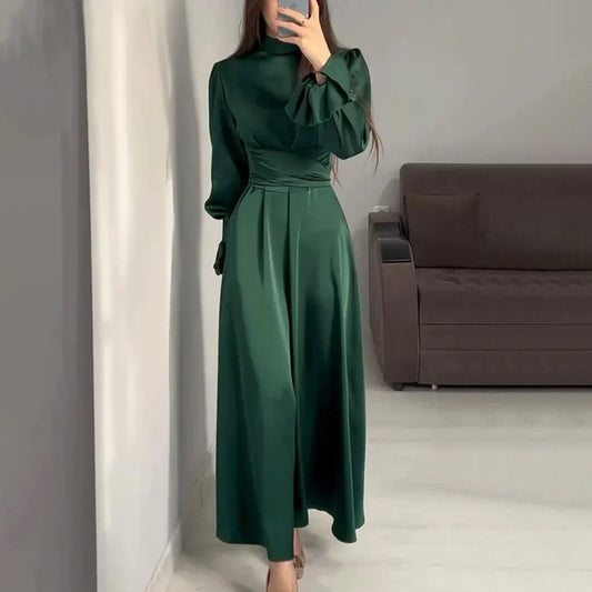 Isaura | Robe Longue Satinée Femme Vert Foncé avec Col Montant et Manches Bouffantes
