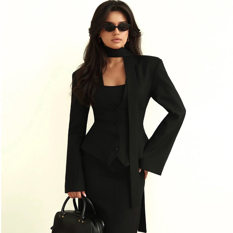 Blanche | Blazer femme élégant col V profond avec bouton et foulard assorti