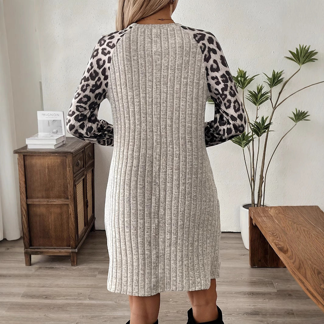 Claudine | Robe Pull Grise à Manches Léopard, Élégante et Confortable