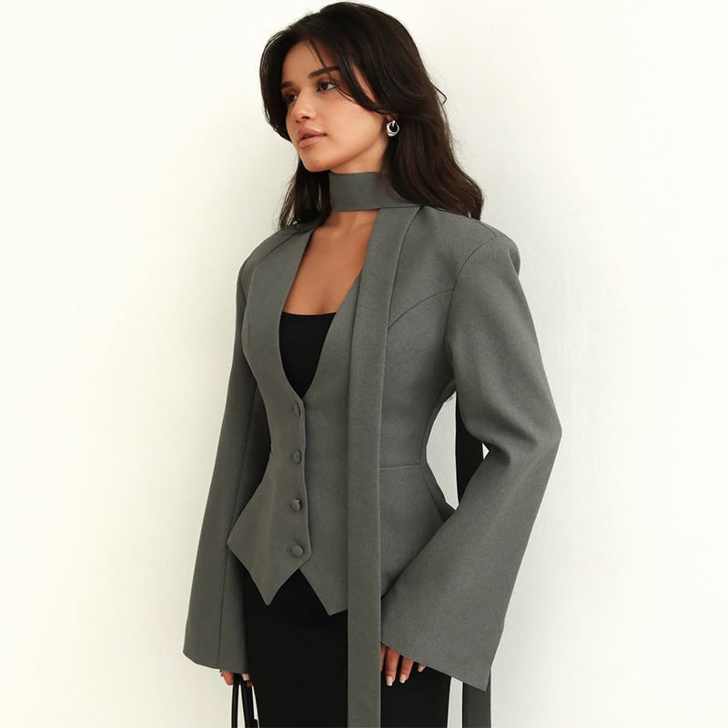 Blanche | Blazer femme élégant col V profond avec bouton et foulard assorti