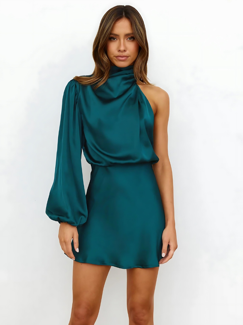 Robe mini satinée asymétrique – Élégance moderne, audace & raffinement