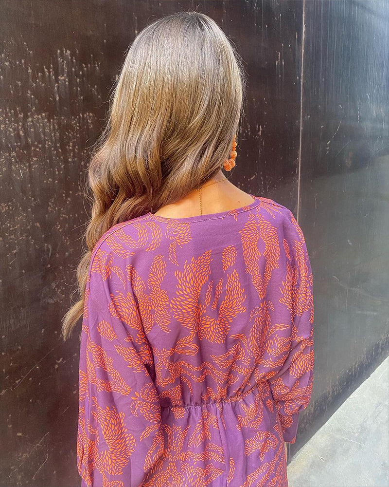 Robe portefeuille fluide à encolure en V profonde – Élégante, féminine & expressive