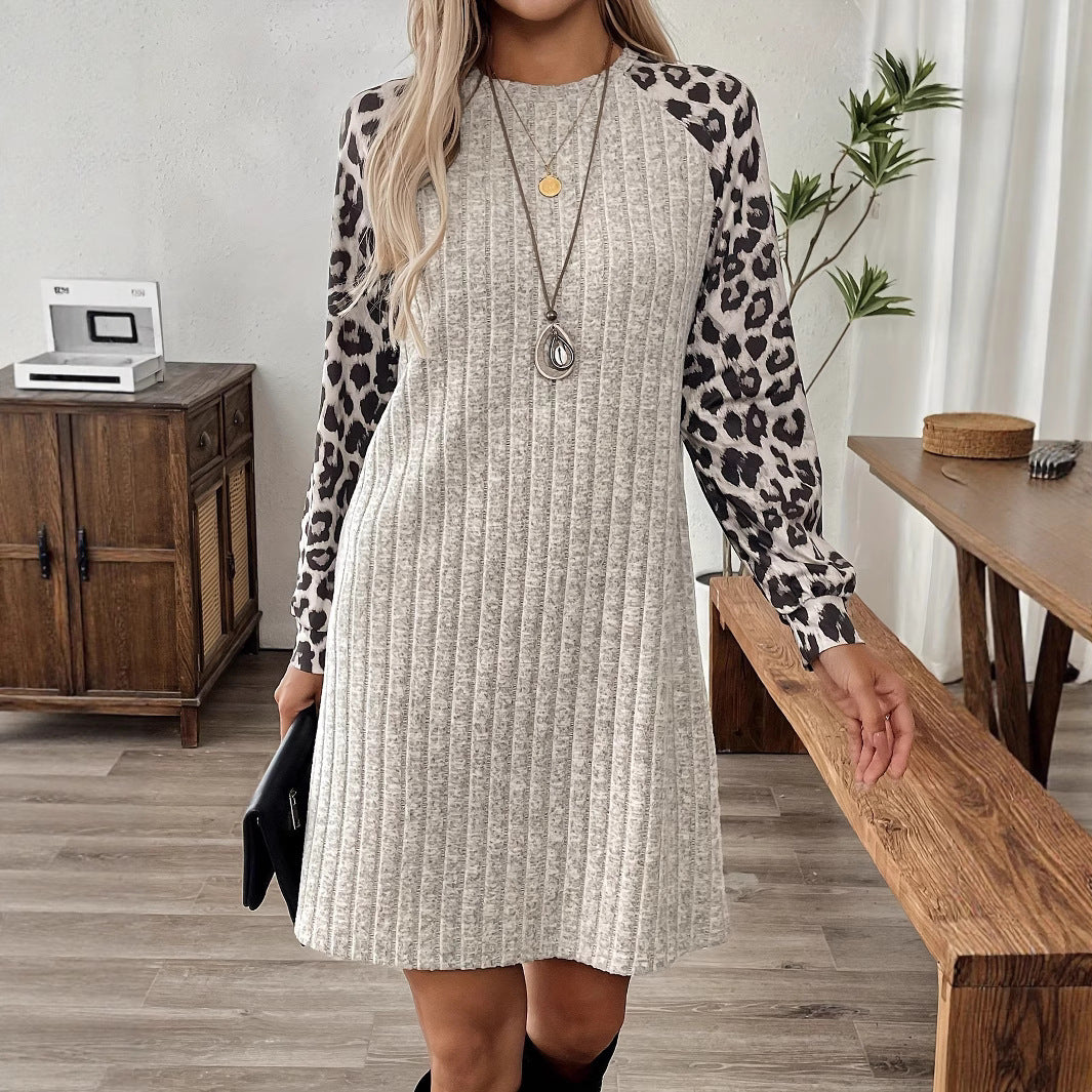 Claudine | Robe Pull Grise à Manches Léopard, Élégante et Confortable