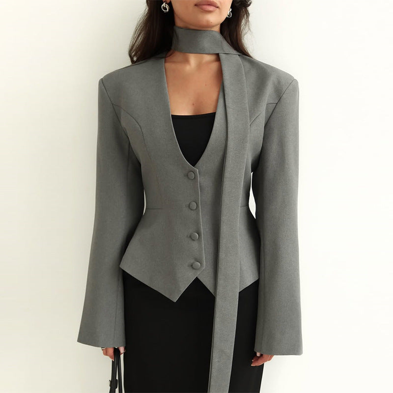 Blanche | Blazer femme élégant col V profond avec bouton et foulard assorti