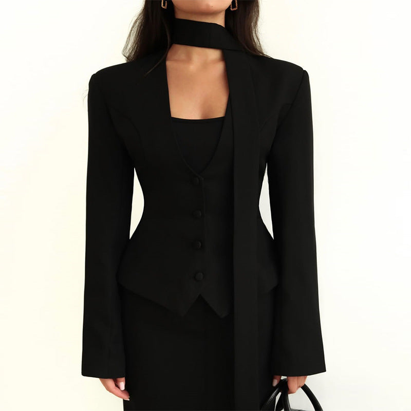 Blanche | Blazer femme élégant col V profond avec bouton et foulard assorti