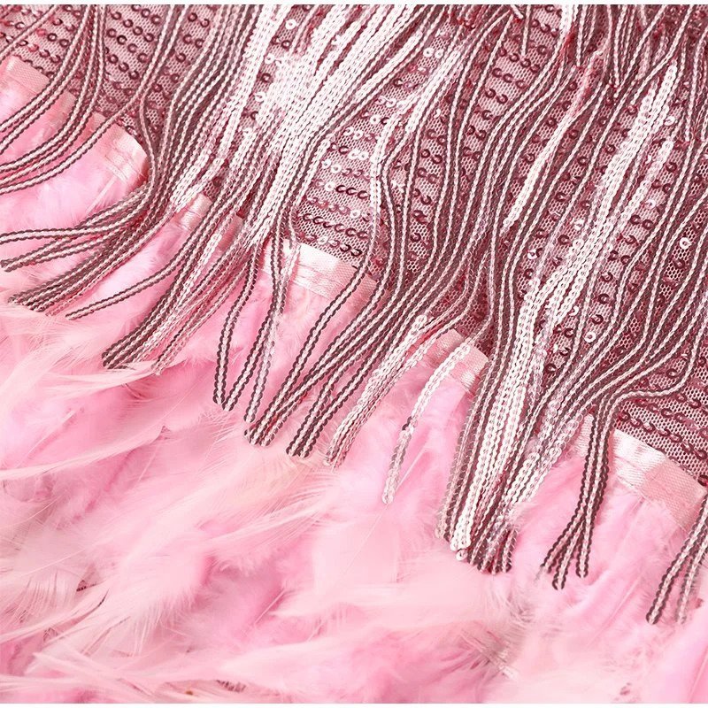 Robe de Soirée Courte Élégante avec Plumes – Glamour & Mouvement