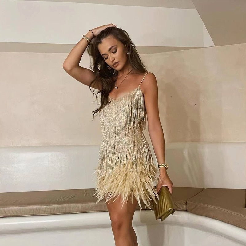 Robe de Soirée Courte Élégante avec Plumes – Glamour & Mouvement