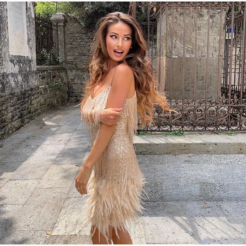 Robe de Soirée Courte Élégante avec Plumes – Glamour & Mouvement