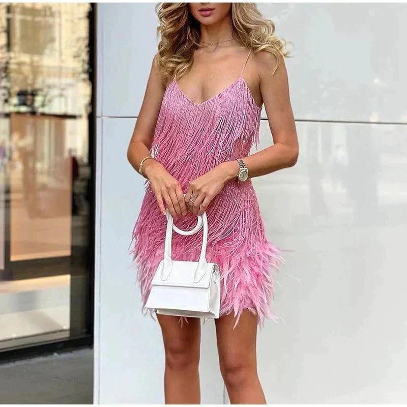 Robe de Soirée Courte Élégante avec Plumes – Glamour & Mouvement