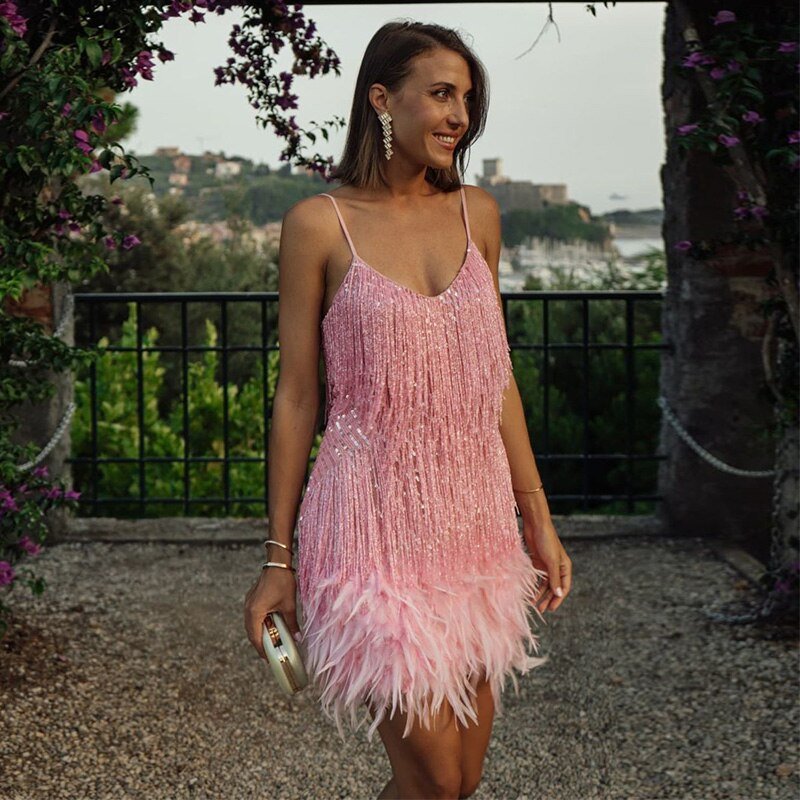 Robe de Soirée Courte Élégante avec Plumes – Glamour & Mouvement
