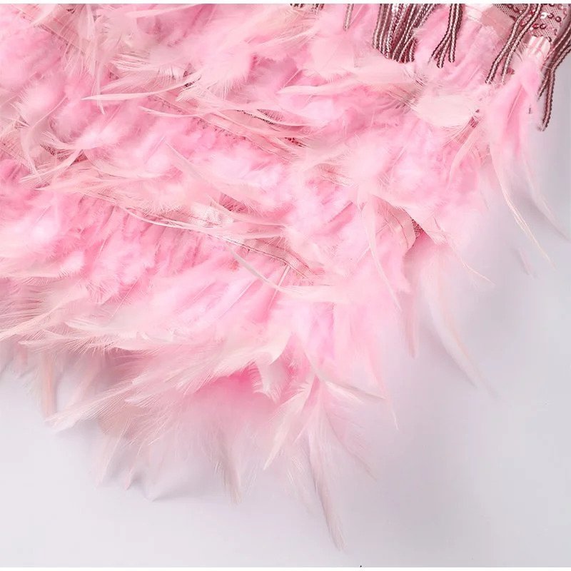Robe de Soirée Courte Élégante avec Plumes – Glamour & Mouvement