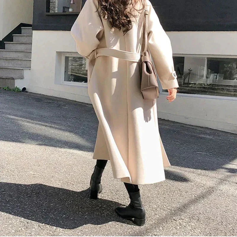 Manteau Long Femme à Ourlet Fluide | Coupe Élégante & Silhouette Raffinée