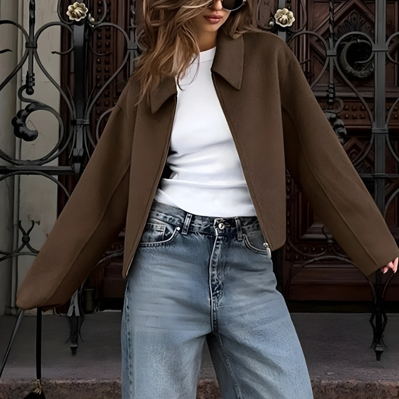 Dorienne | Manteau Court Femme à Zip et Col Pointu – Boxy Fit