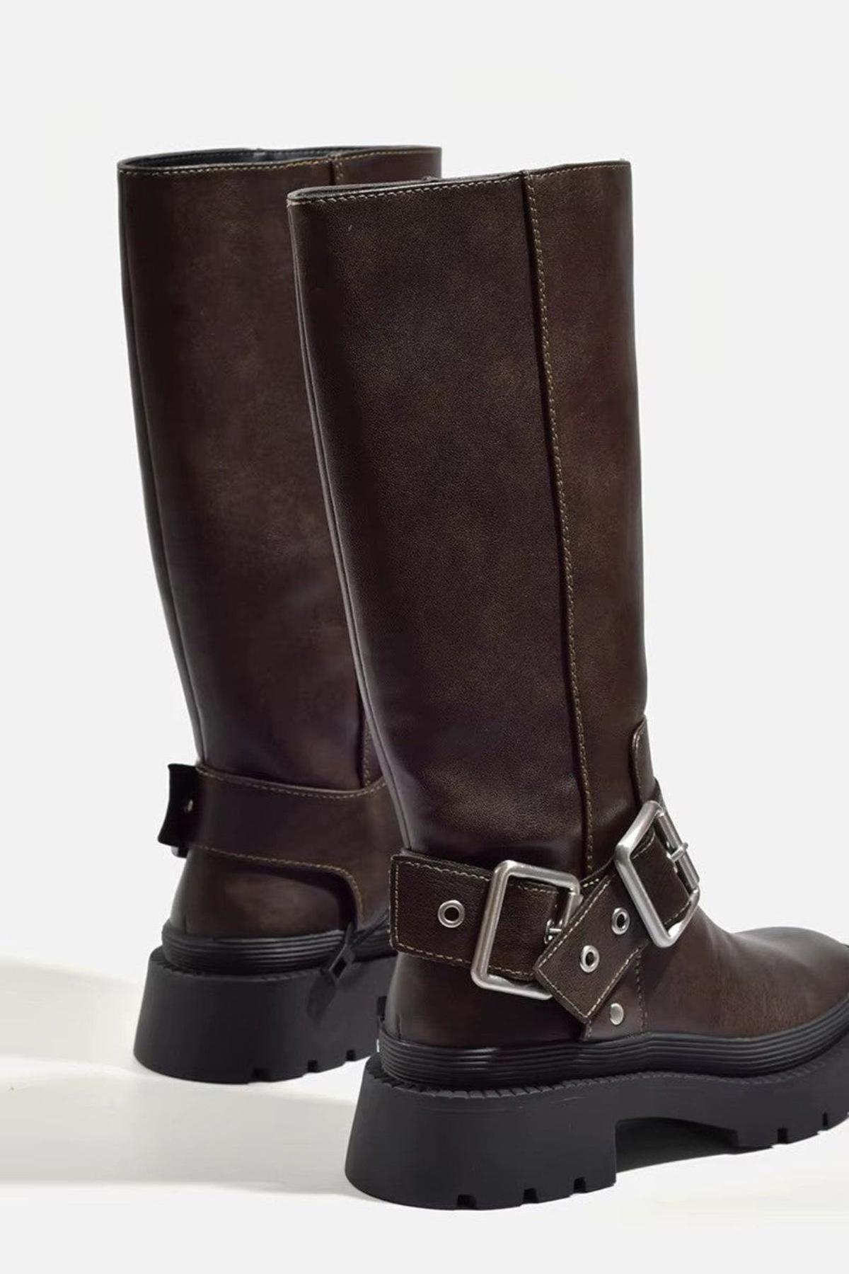 Bottes Hautes Femme Noella en Simili Cuir Marron avec Boucle Métallique