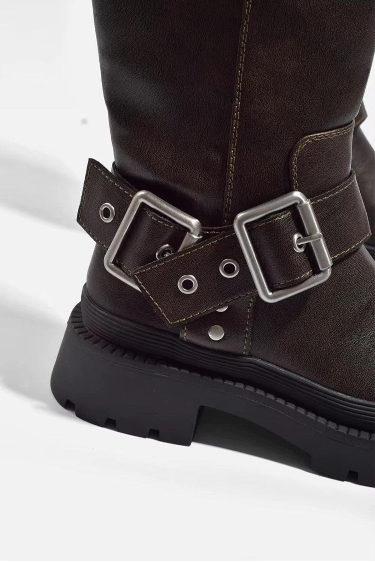 Bottes Hautes Femme Noella en Simili Cuir Marron avec Boucle Métallique