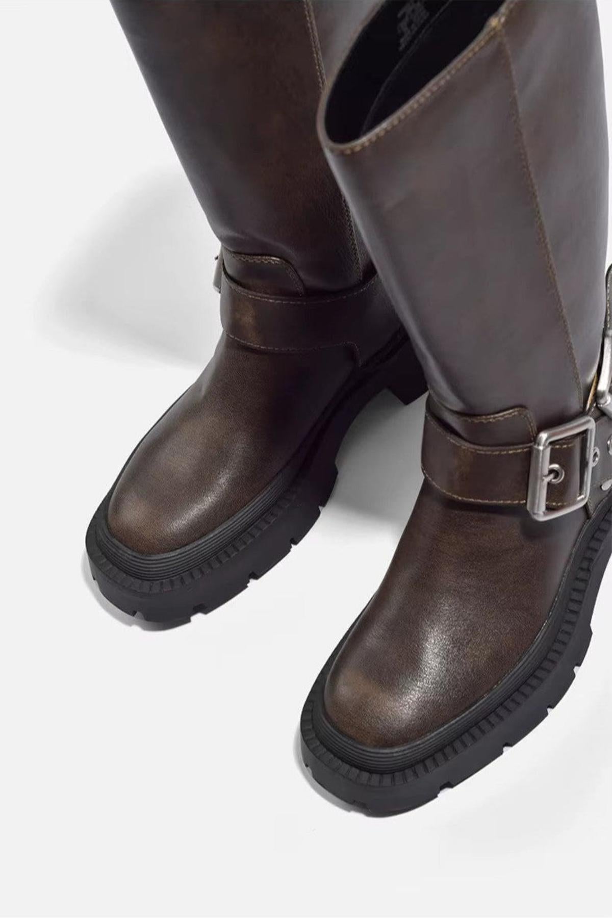 Bottes Hautes Femme Noella en Simili Cuir Marron avec Boucle Métallique