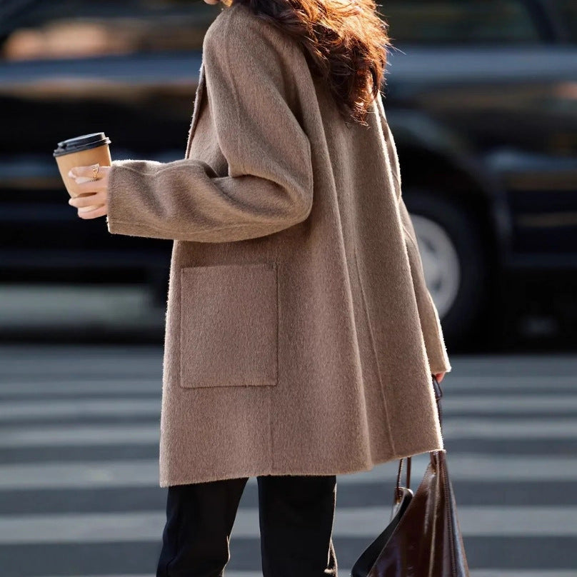 Élienne | Manteau Femme Marron Relaxed Fit Mi-long à Boutons et Poches Patch