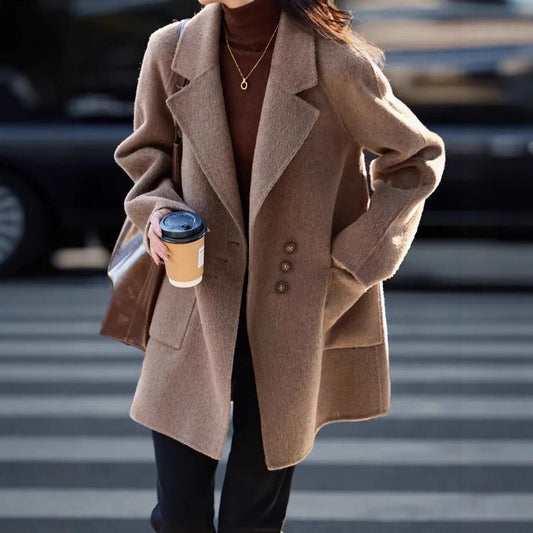 Élienne | Manteau Femme Marron Relaxed Fit Mi-long à Boutons et Poches Patch