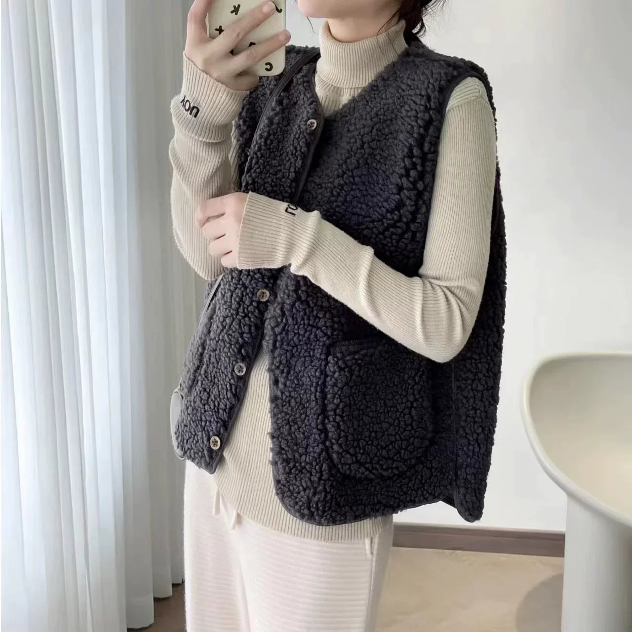 Clémentine | Gilet Femme Douillet, Relaxed Fit avec Col V et Poches