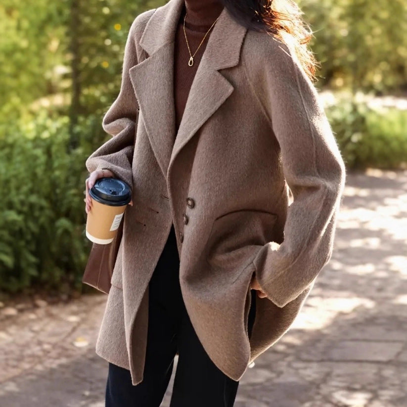 Élienne | Manteau Femme Marron Relaxed Fit Mi-long à Boutons et Poches Patch