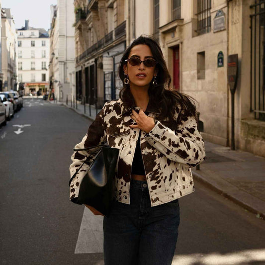 Axeline | Veste Femme Imprimé Vache Chic avec Col Revers et Boutons Pression