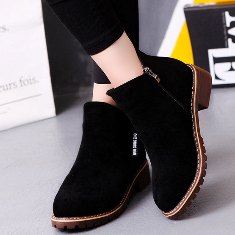 Blandine | Bottines Femme en Daim avec Talon Bas & Fermeture Éclair Latérale
