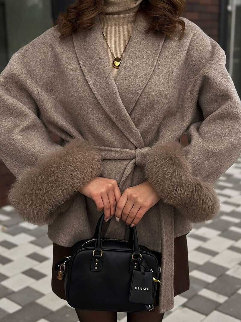 Damen Wickelmantel mit Fellärmeln | Elegante Herbstwärme & luxuriöse Statement-Details