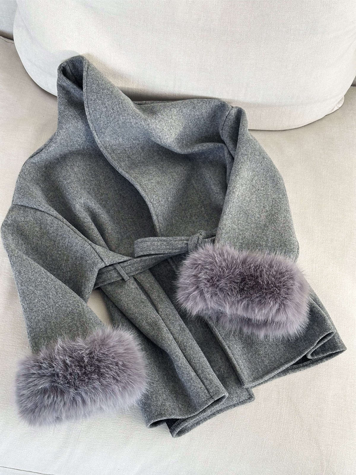 Damen Wickelmantel mit Fellärmeln | Elegante Herbstwärme & luxuriöse Statement-Details