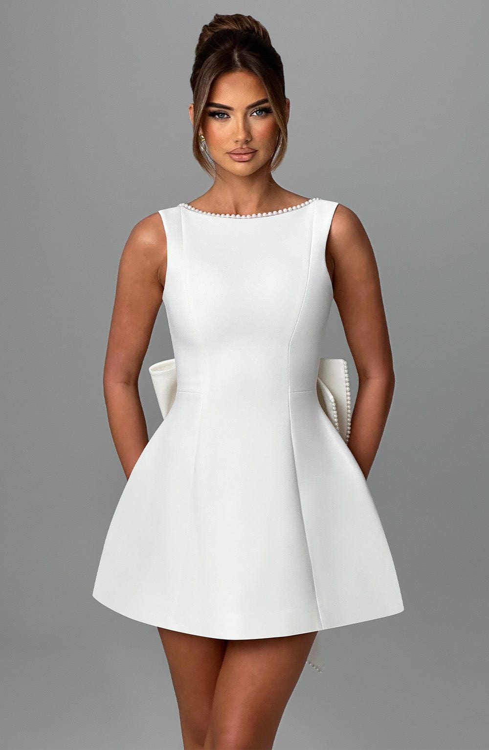 Robe Courte Élégante – Détails Raffinés et Style Sophistiqué