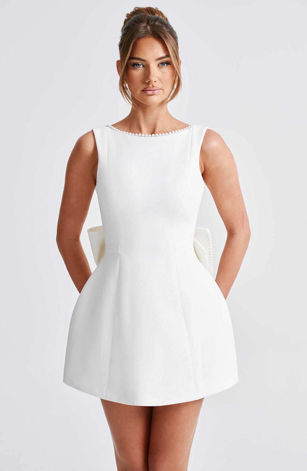 Robe Courte Élégante – Détails Raffinés et Style Sophistiqué