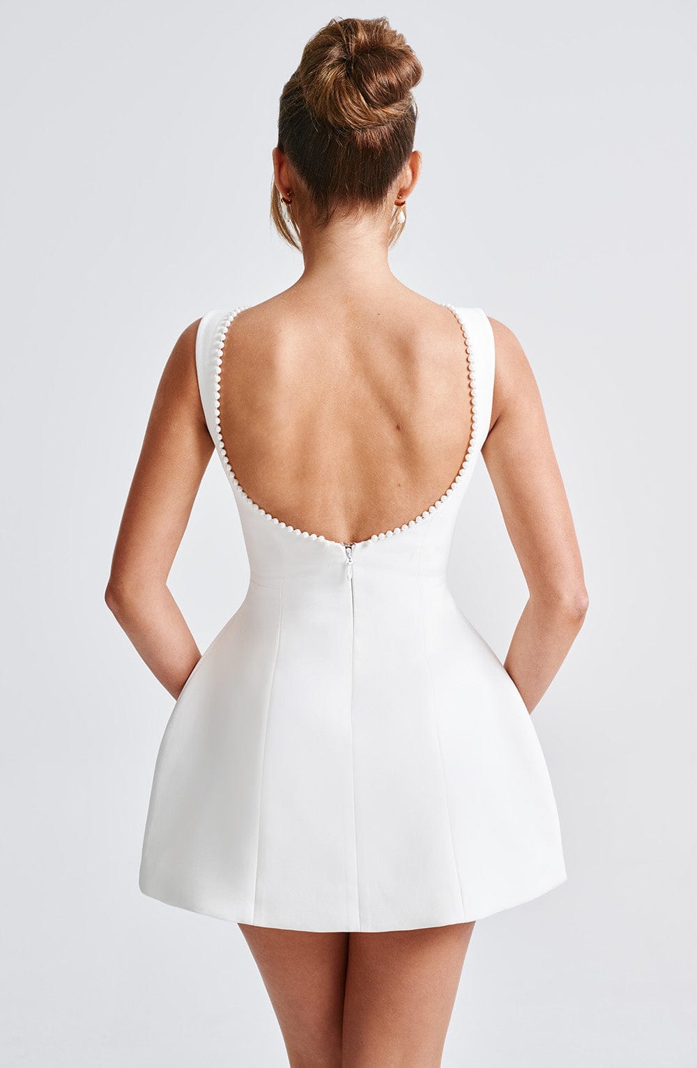 Robe Courte Élégante – Détails Raffinés et Style Sophistiqué