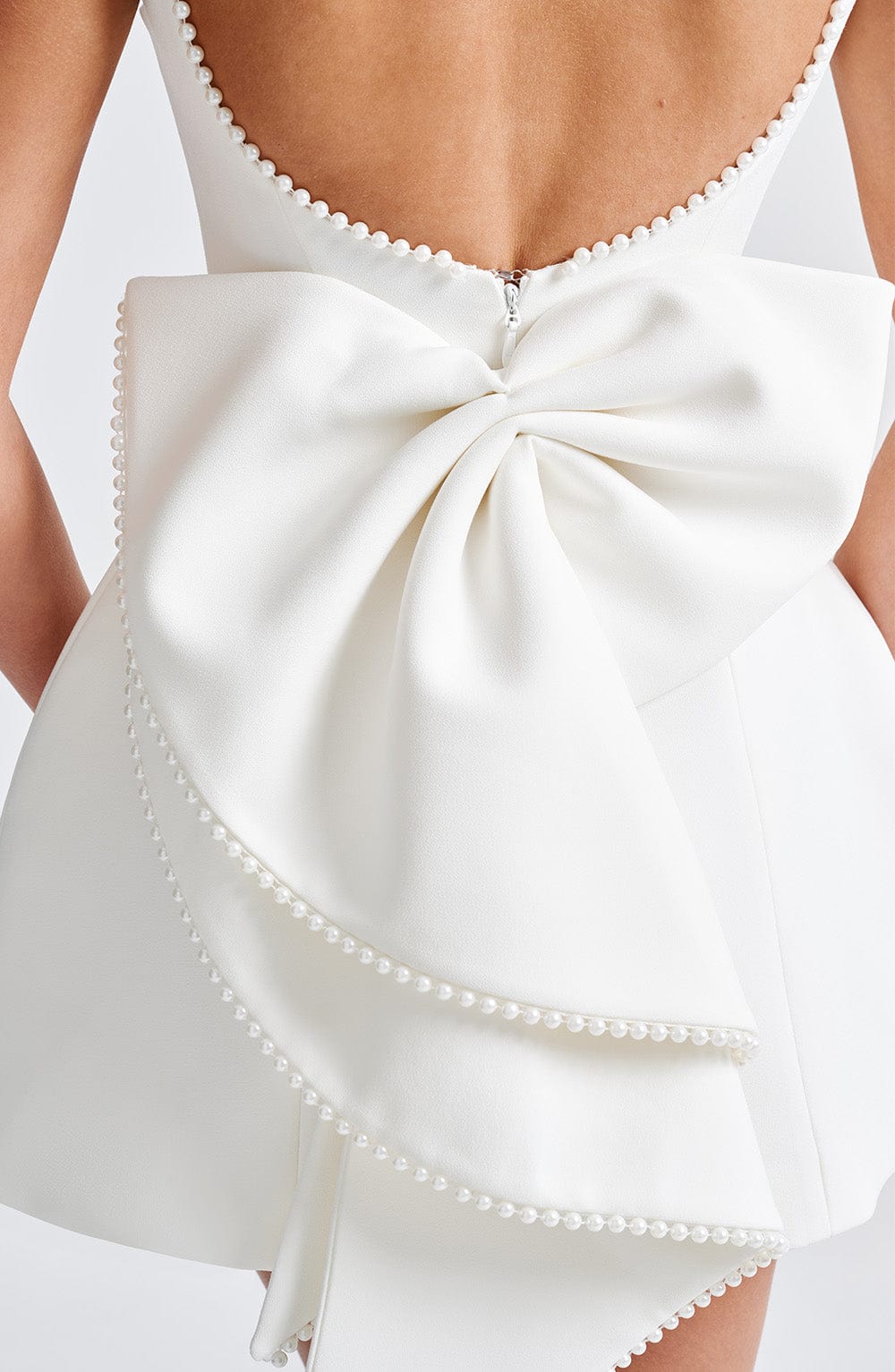 Robe Courte Élégante – Détails Raffinés et Style Sophistiqué