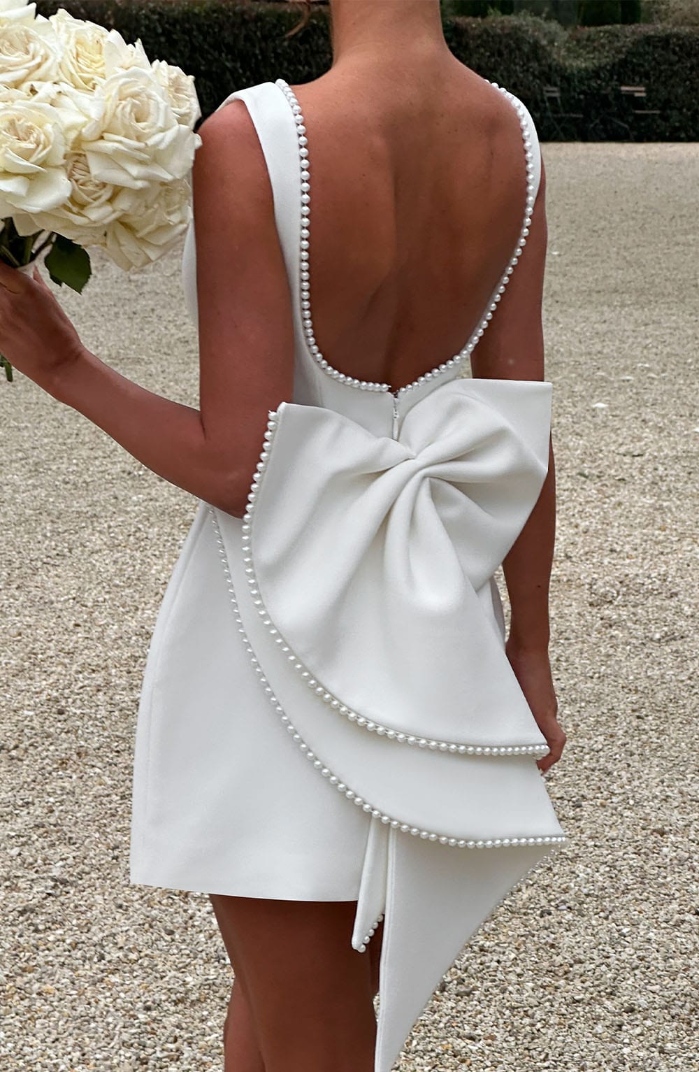 Robe Courte Élégante – Détails Raffinés et Style Sophistiqué