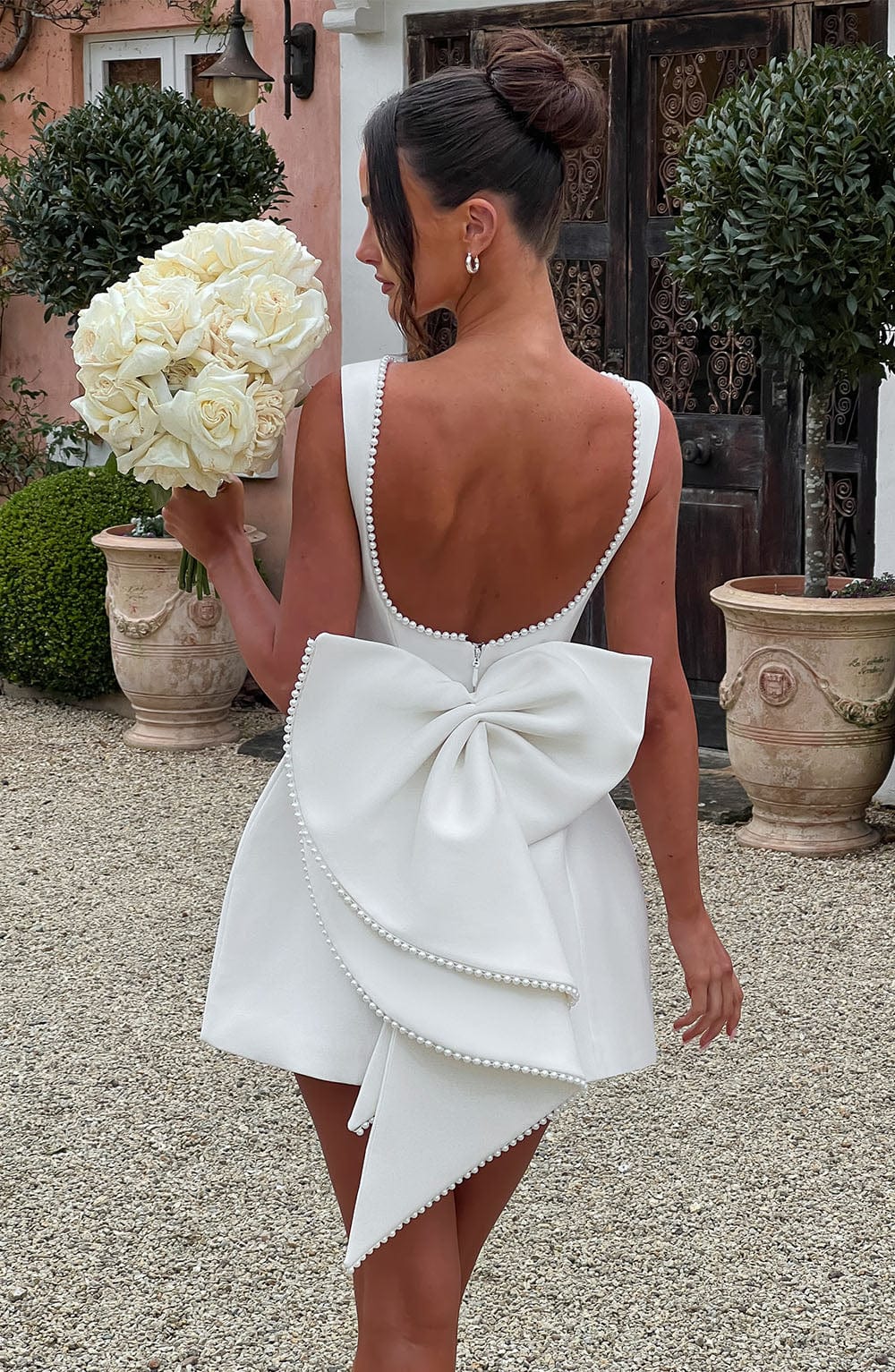 Robe Courte Élégante – Détails Raffinés et Style Sophistiqué
