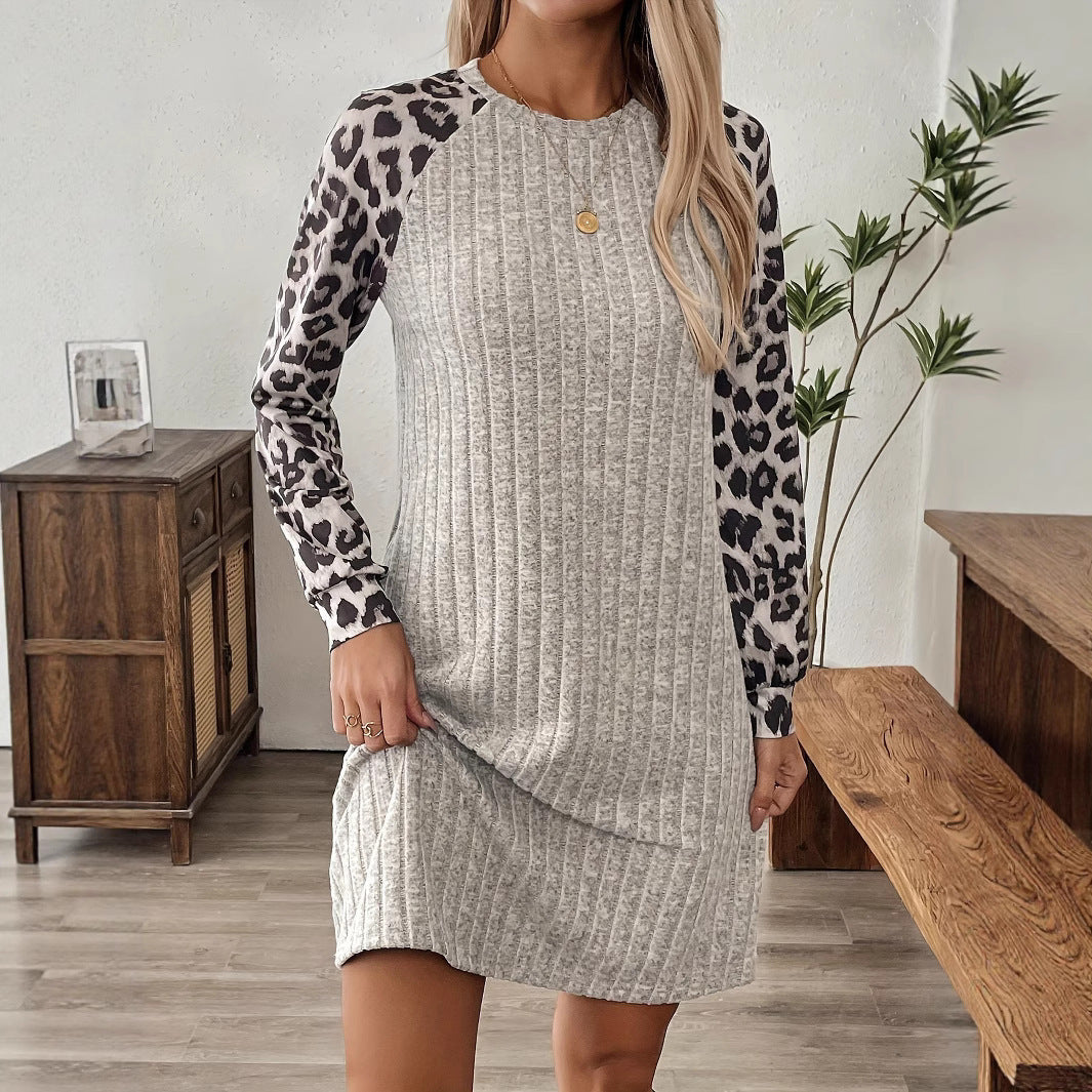 Claudine | Robe Pull Grise à Manches Léopard, Élégante et Confortable
