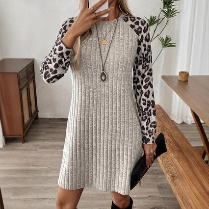 Claudine | Robe Pull Grise à Manches Léopard, Élégante et Confortable