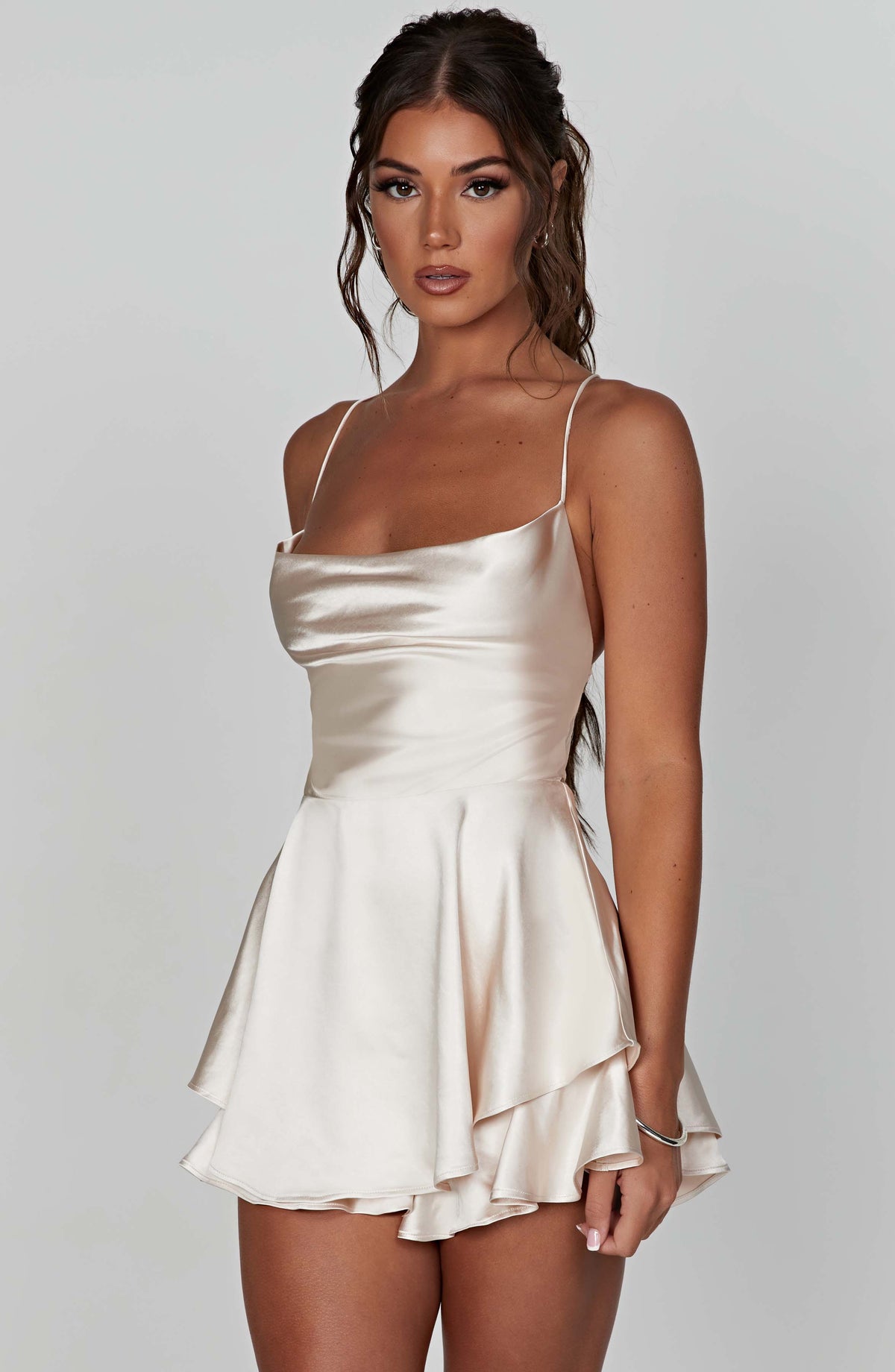 Robe Mini Élégante en Satin – Glamour, Style & Élégance Féminine