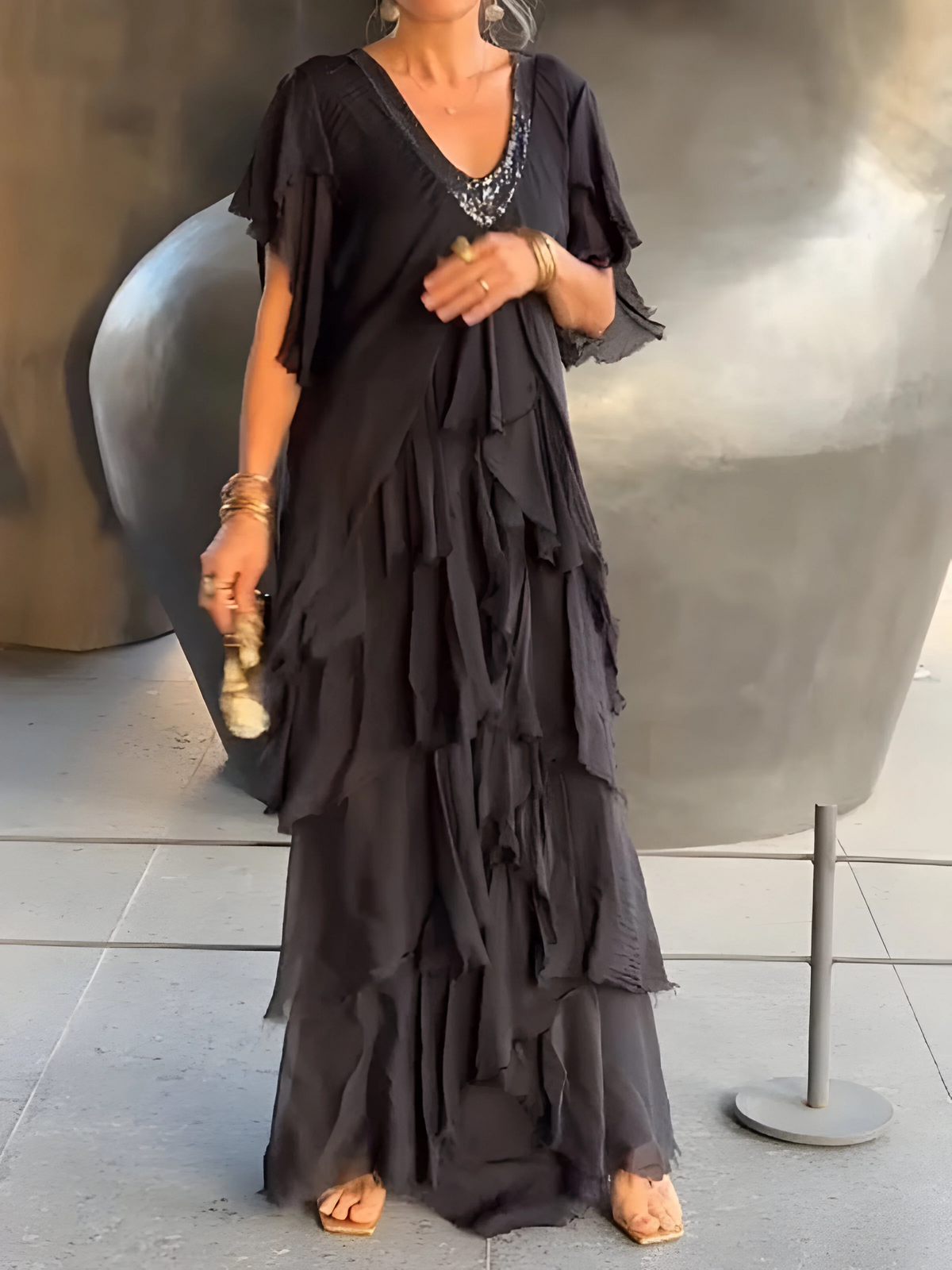 Robe Élégante à Col V avec Plis – Style Fluide & Silhouette Raffinée