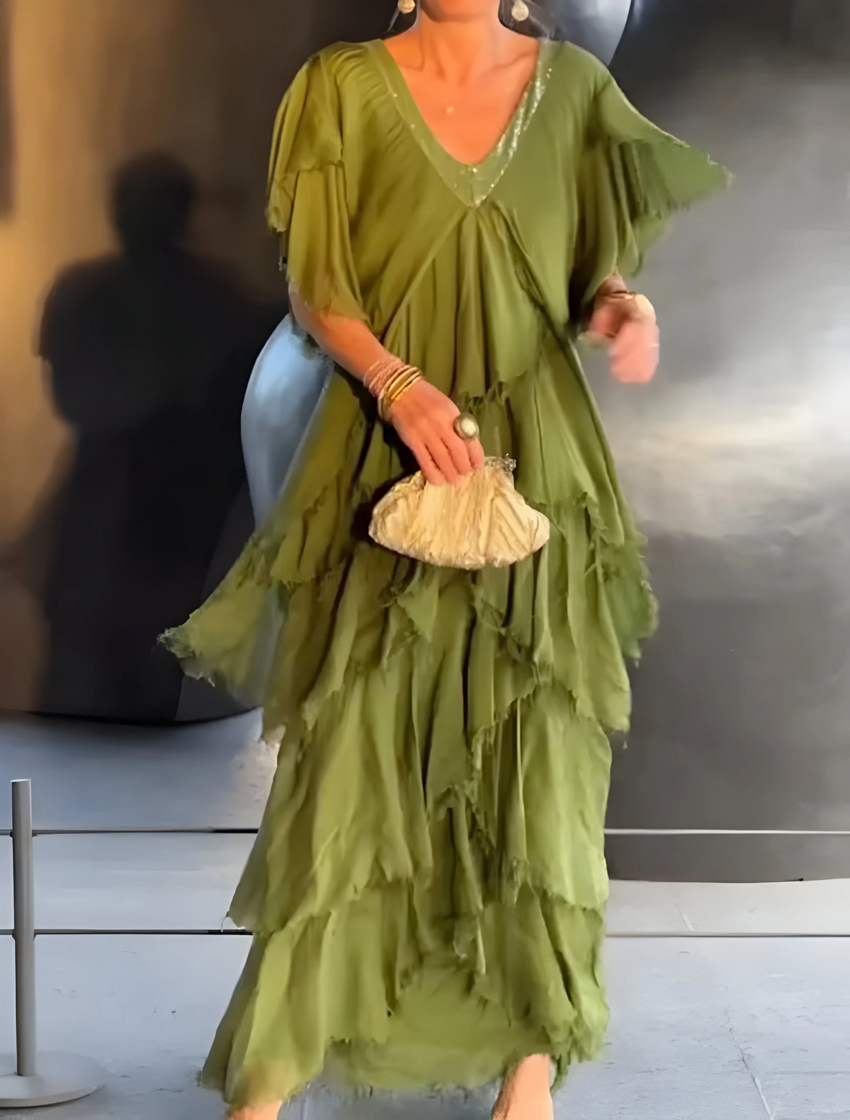 Robe Élégante à Col V avec Plis – Style Fluide & Silhouette Raffinée