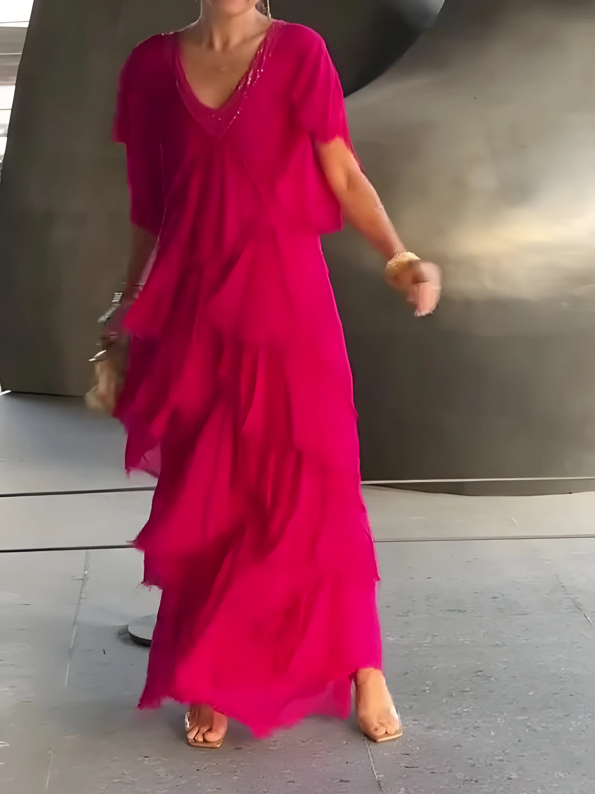Robe Élégante à Col V avec Plis – Style Fluide & Silhouette Raffinée