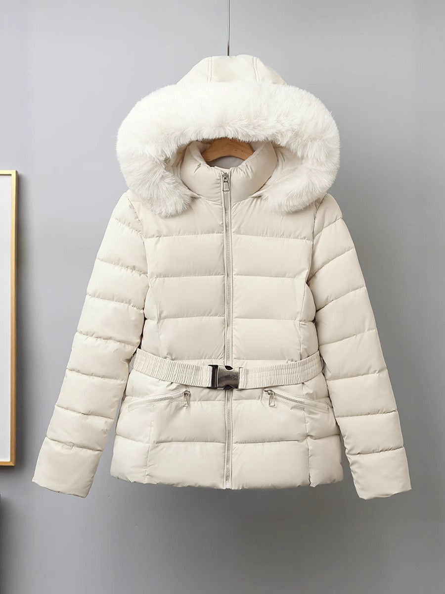Briselle | Doudoune Femme Élégante avec Ceinture, Capuche Amovible à Fourrure et Design Matelassé Cintré