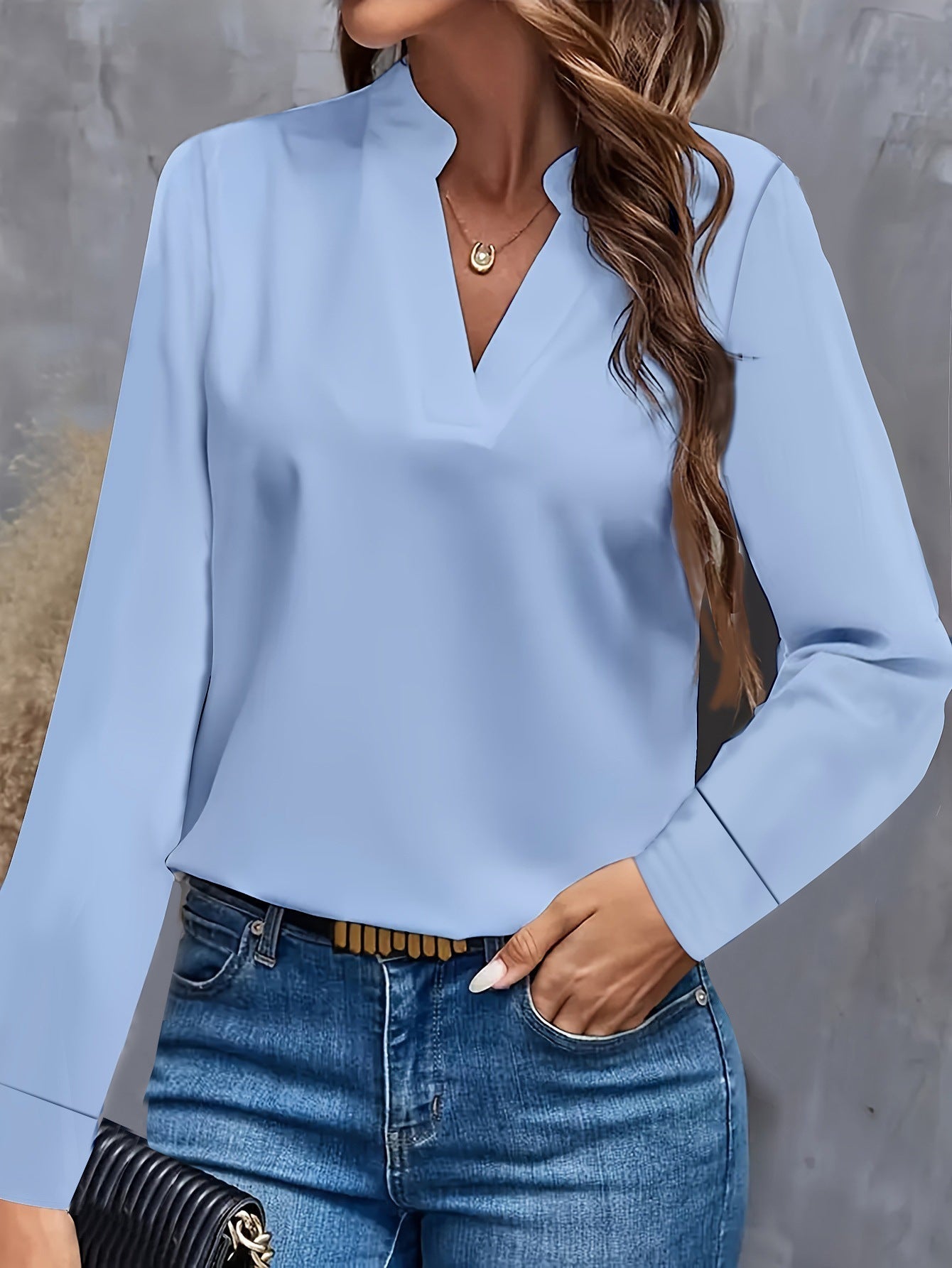 Blouse fluide à manches longues et encolure en V – Élégante, moderne & polyvalente