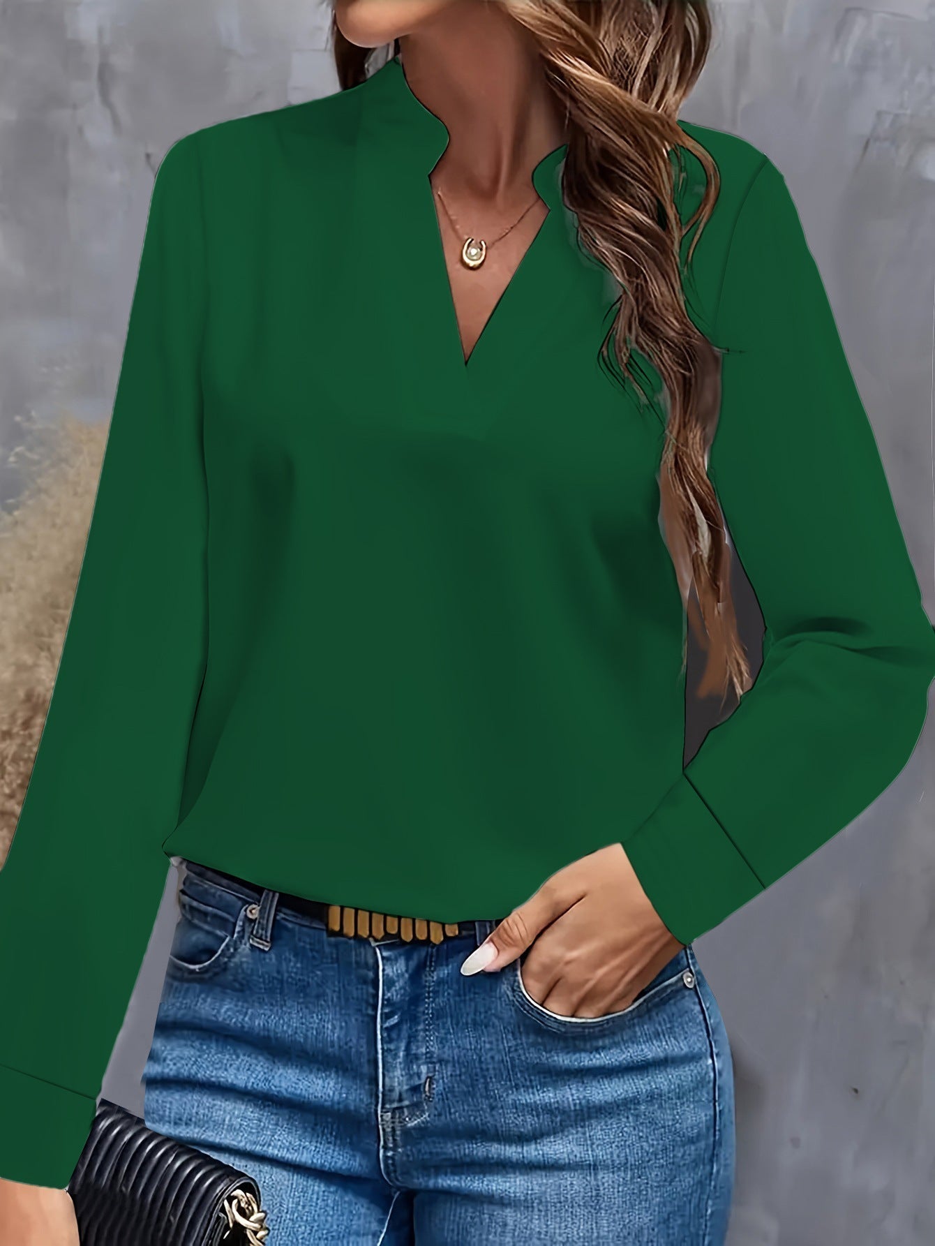 Blouse fluide à manches longues et encolure en V – Élégante, moderne & polyvalente